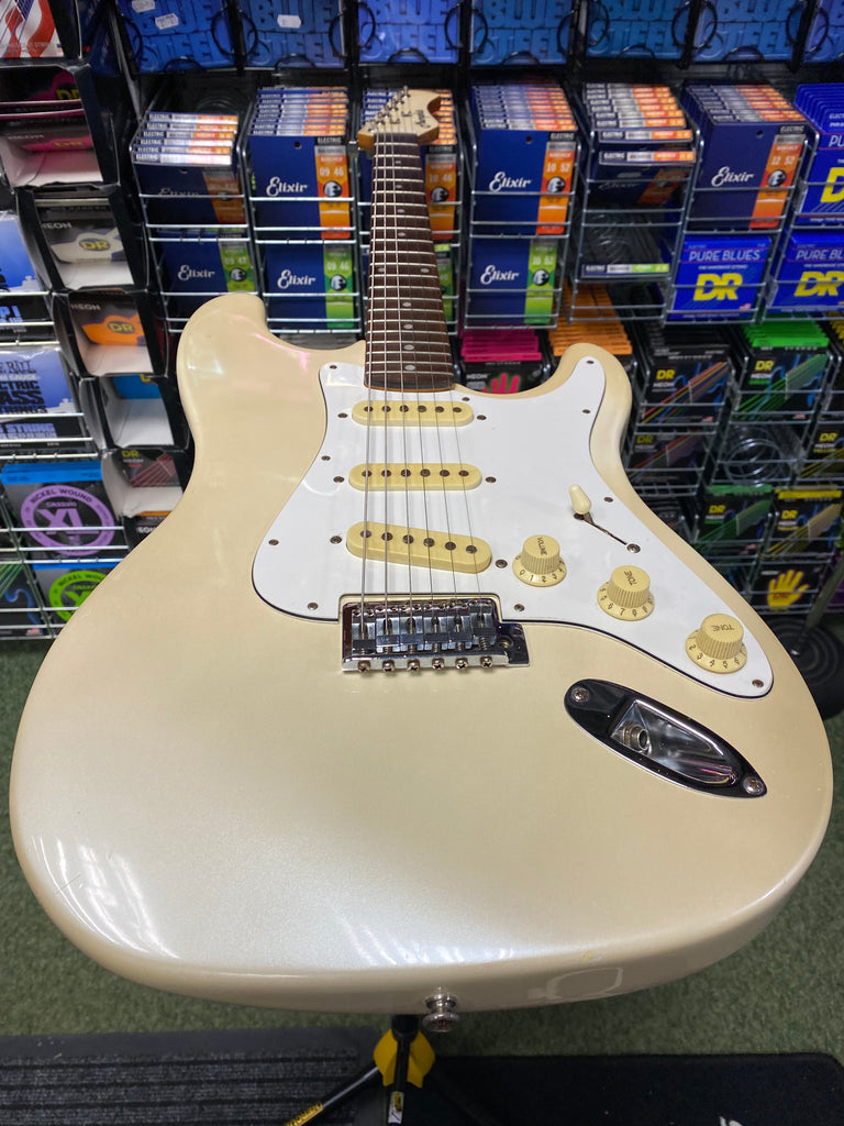 Memphis strat style guitar in olympic white S/H